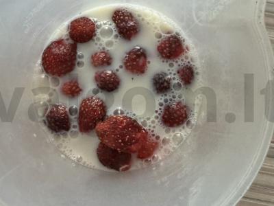 Pieno kokteilis su uogomis ir bananais Žingsnis 3