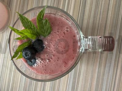 Pieno kokteilis su uogomis ir bananais pagrindine nuotrauka