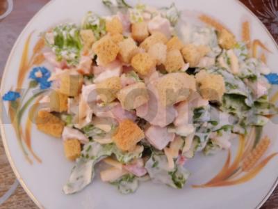 Salotas „A-la Cezaris“ su kalakutiena pagrindine nuotrauka