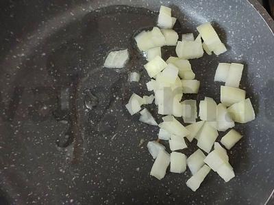 Šakšuka su sūriu ir baziliku Žingsnis 1