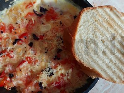 Šakšuka su sūriu ir baziliku pagrindine nuotrauka