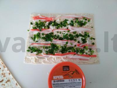Rulėtiniai su korėjietiška morkų salotomis ir krabų lazdelėmis Žingsnis 2