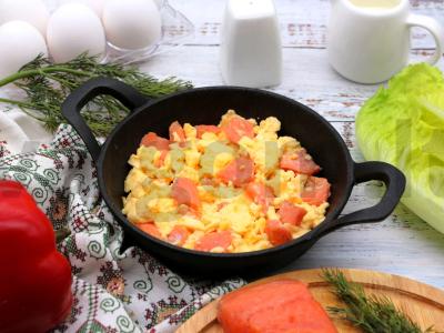 Kiaušiniai su grietinėlėmis ir silkiu pagrindine nuotrauka