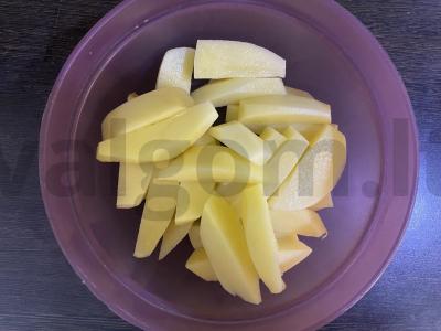 Kaimiški bulvės su špinatais, paprika ir česnaku Žingsnis 1