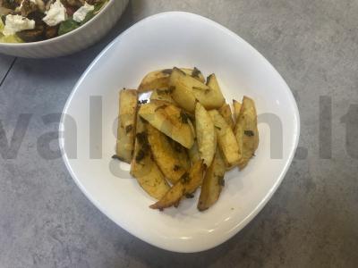 Kaimiški bulvės su špinatais, paprika ir česnaku pagrindine nuotrauka