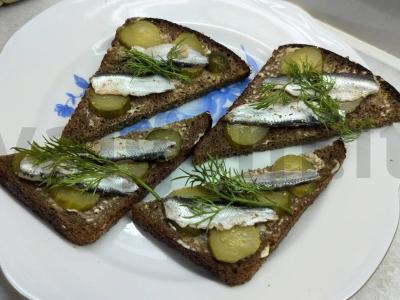 Aromatingi sumuštiniai su silke, garstyčiomis ir kalendromis pagrindine nuotrauka