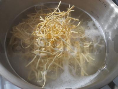 Kiaušinių makaronai su kiaušiniu ir baziliku Žingsnis 3