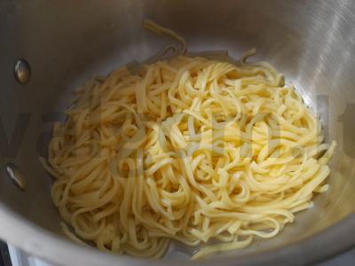 Kiaušinių makaronai su kiaušiniu ir baziliku Žingsnis 4