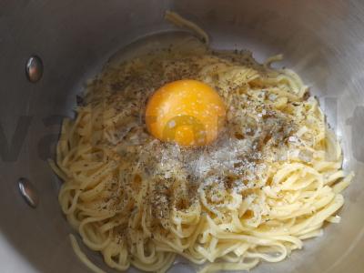 Kiaušinių makaronai su kiaušiniu ir baziliku Žingsnis 6