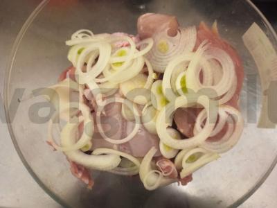 Vištiena, troškinta su bulvėmis lėtoje viryklėje Žingsnis 1