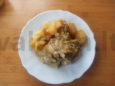 Vištiena, troškinta su bulvėmis lėtoje viryklėje pagrindine nuotrauka