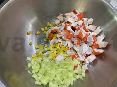 Salotos su surimi ir kukurūzais Žingsnis 3