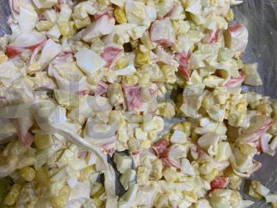 Salotos su surimi ir kukurūzais pagrindine nuotrauka