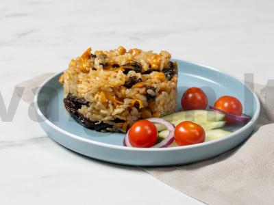 Plovas su džiovintais abrikosais pagrindine nuotrauka