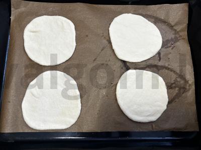 Mini pica su dešrelėmis ir marinuotais agurkais Žingsnis 2