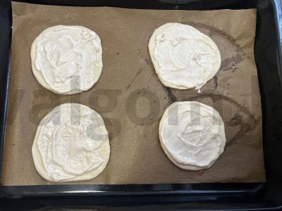 Mini pica su dešrelėmis ir marinuotais agurkais Žingsnis 4