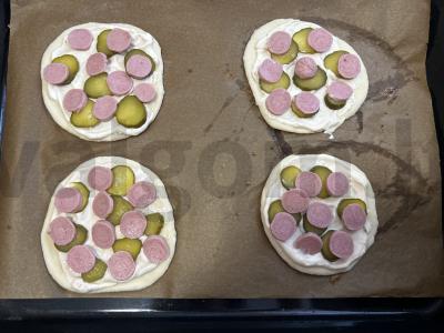 Mini pica su dešrelėmis ir marinuotais agurkais Žingsnis 6