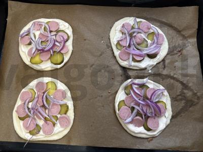 Mini pica su dešrelėmis ir marinuotais agurkais Žingsnis 7