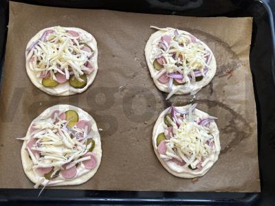 Mini pica su dešrelėmis ir marinuotais agurkais Žingsnis 8