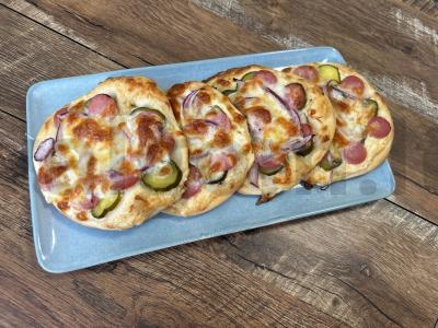 Mini pica su dešrelėmis ir marinuotais agurkais pagrindine nuotrauka