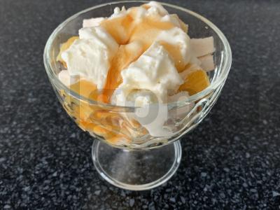 Desertas su zefyrais, vaisiais ir ledais pagrindine nuotrauka