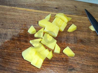 Bulvės su kiauliena ir sūriu moliniame puode Žingsnis 1