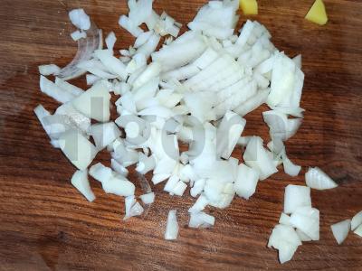 Bulvės su kiauliena ir sūriu moliniame puode Žingsnis 2