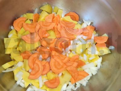 Bulvės su kiauliena ir sūriu moliniame puode Žingsnis 3