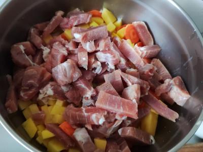 Bulvės su kiauliena ir sūriu moliniame puode Žingsnis 4