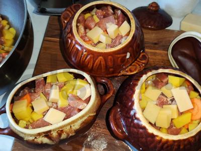 Bulvės su kiauliena ir sūriu moliniame puode Žingsnis 7