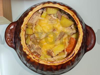 Bulvės su kiauliena ir sūriu moliniame puode pagrindine nuotrauka