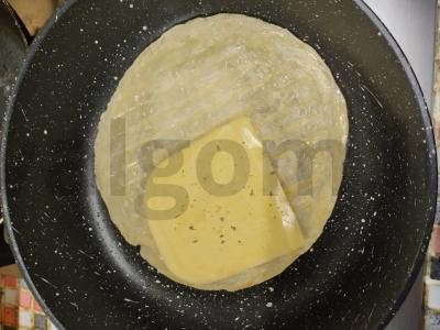 Roti su karbonaidu, sūriu ir korėjietiška morkų salota Žingsnis 2