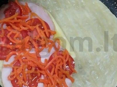 Roti su karbonaidu, sūriu ir korėjietiška morkų salota Žingsnis 4