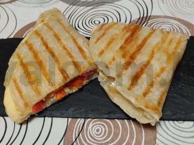 Roti su karbonaidu, sūriu ir korėjietiška morkų salota pagrindine nuotrauka