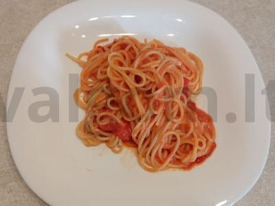 Spagečiai su pomidorų padažu vakarienei pagrindine nuotrauka