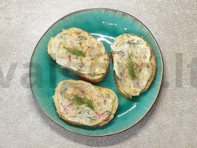 Karšti sumuštiniai su krabų lazdelėmis pagrindine nuotrauka