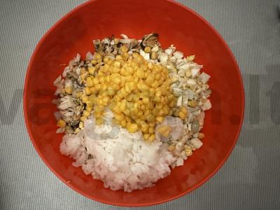 Salotos su jūros kokteiliu ir ryžiais Žingsnis 1