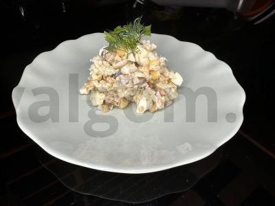 Salotos su jūros kokteiliu ir ryžiais pagrindine nuotrauka