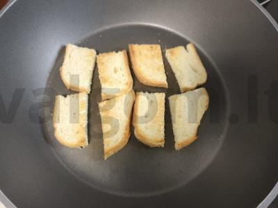 Užkandžių kanapės su sūriu, dešra ir vyšniniais pomidorais Žingsnis 1