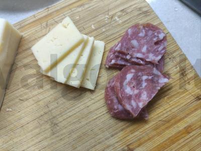 Užkandžių kanapės su sūriu, dešra ir vyšniniais pomidorais Žingsnis 2