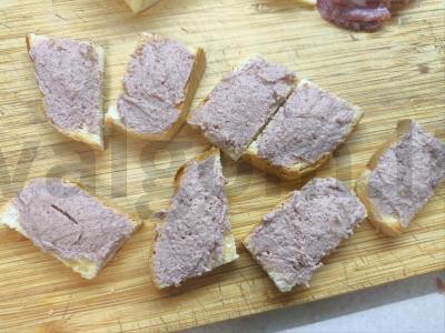 Užkandžių kanapės su sūriu, dešra ir vyšniniais pomidorais Žingsnis 3