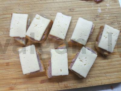 Užkandžių kanapės su sūriu, dešra ir vyšniniais pomidorais Žingsnis 4