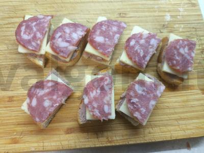 Užkandžių kanapės su sūriu, dešra ir vyšniniais pomidorais Žingsnis 5