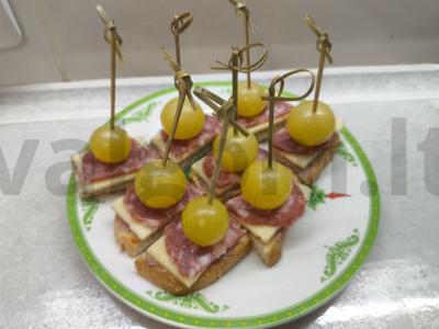 Užkandžių kanapės su sūriu, dešra ir vyšniniais pomidorais pagrindine nuotrauka