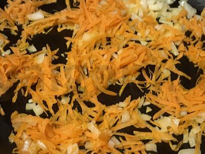 Padažas su pomidorų pasta ir dešrelėmis Žingsnis 2