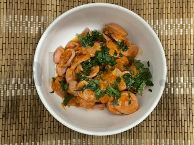 Padažas su pomidorų pasta ir dešrelėmis pagrindine nuotrauka