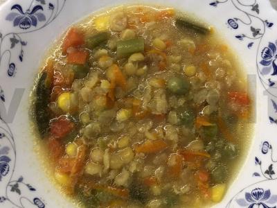 Lengvas žirnių sriuba su šaldytais daržovėmis pagrindine nuotrauka