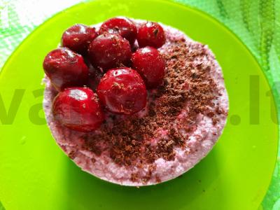 Veganiškas vyšnių sūrio pyragas pagrindine nuotrauka