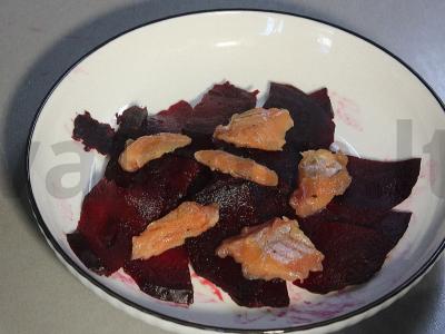 Burokėlių salotas su upėtakiu, varškės sūriu ir alyvuogėmis Žingsnis 4