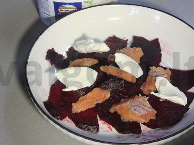 Burokėlių salotas su upėtakiu, varškės sūriu ir alyvuogėmis Žingsnis 5